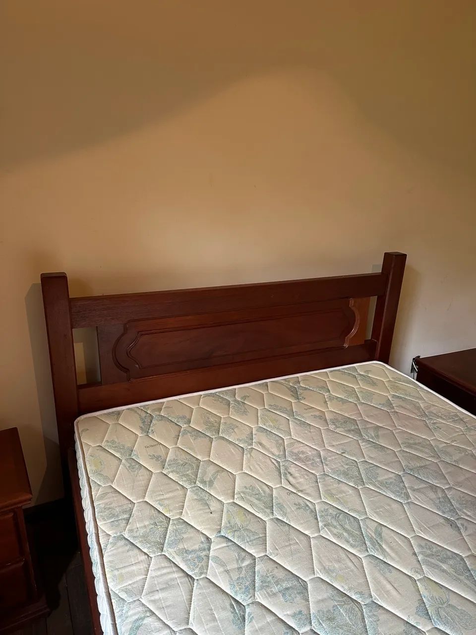 Conjunto de Quarto em madeira de lei maciça 