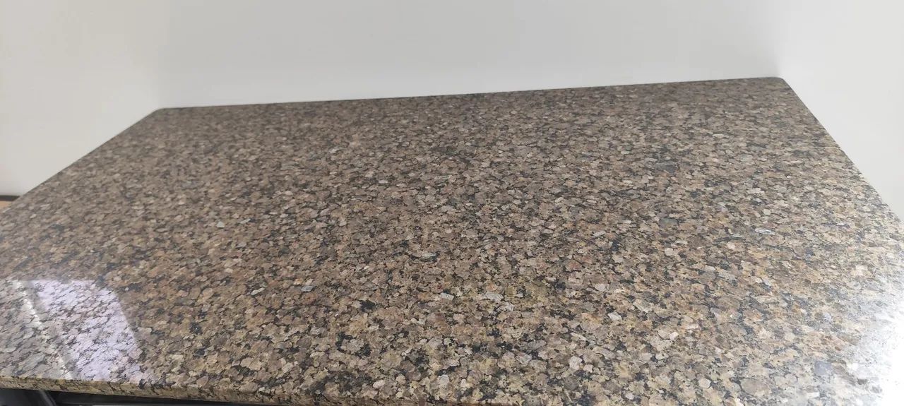 Mesa de quatro cadeiras com tampo de mármore.  - Foto 4