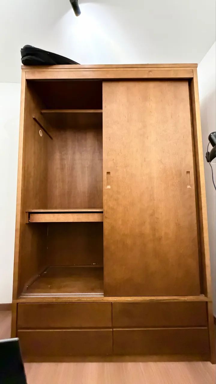Guarda roupa de madeira com espelho e porta de correr - Foto 5