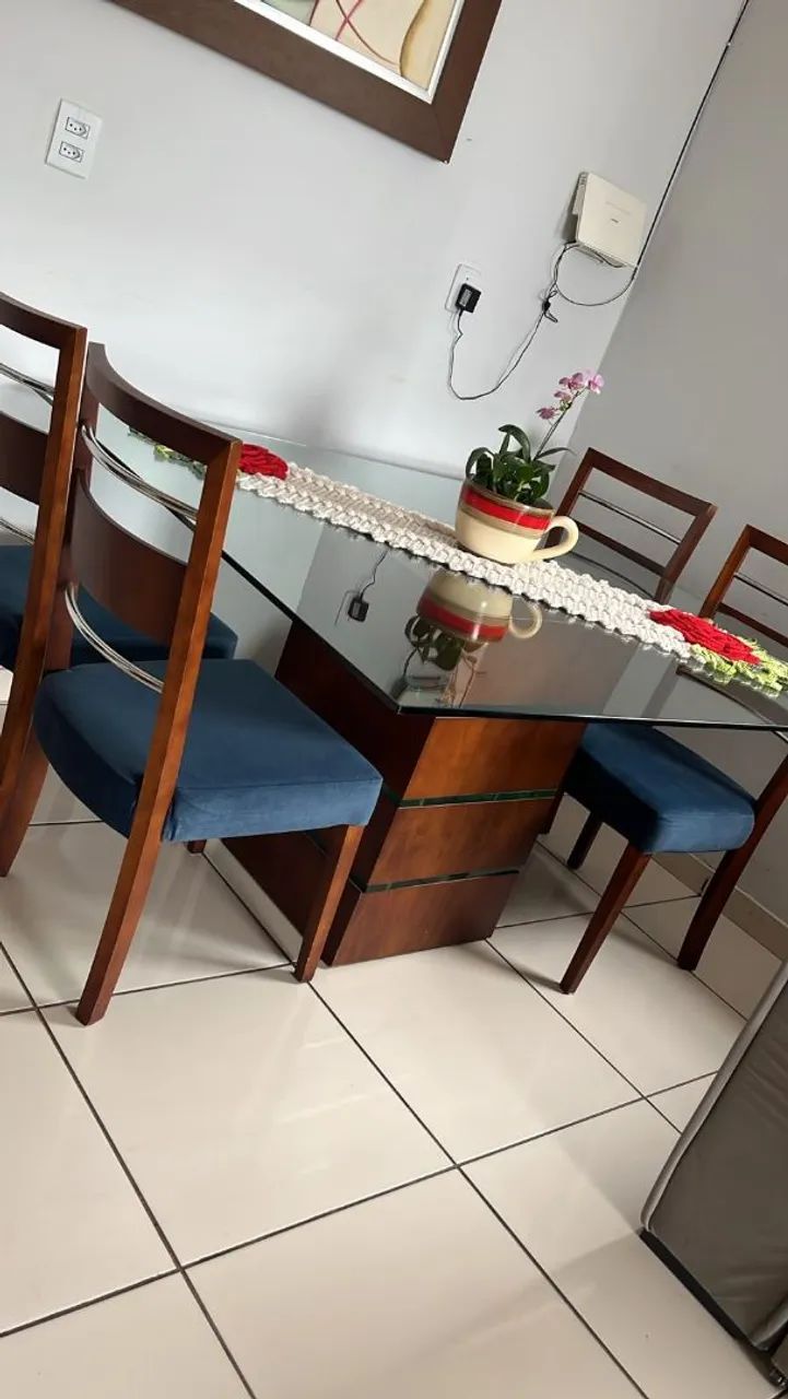 Mesa de 4 cadeiras tampo de vidro