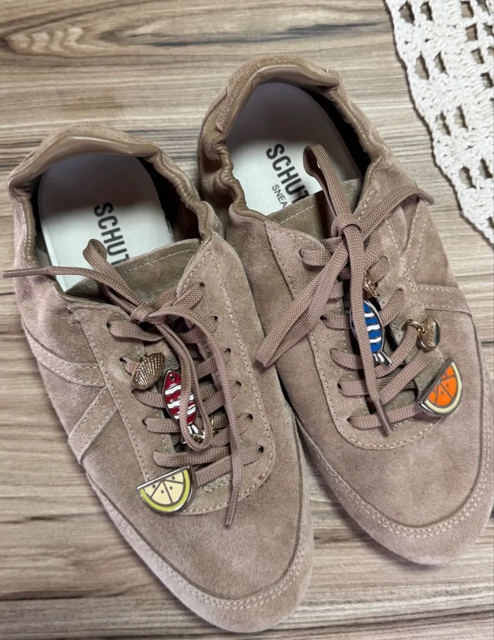 SCHUTZ Tênis Sneaker Eight Camurça Marrom - Foto 3