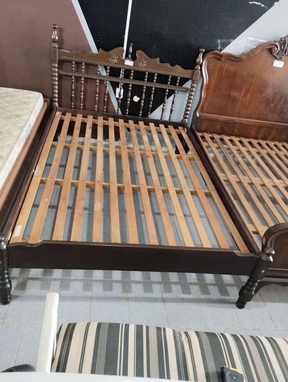 Cama madeira imbuia antiga  1,99x 140 - Foto 2