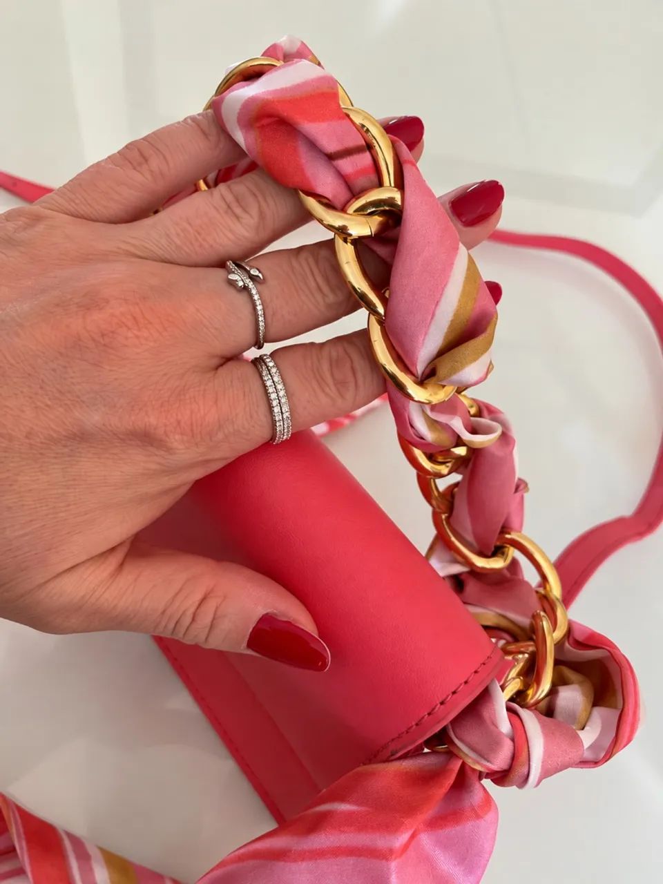 Bolsa Satinato Rosa com Corrente Dourada e Lenço - Foto 2