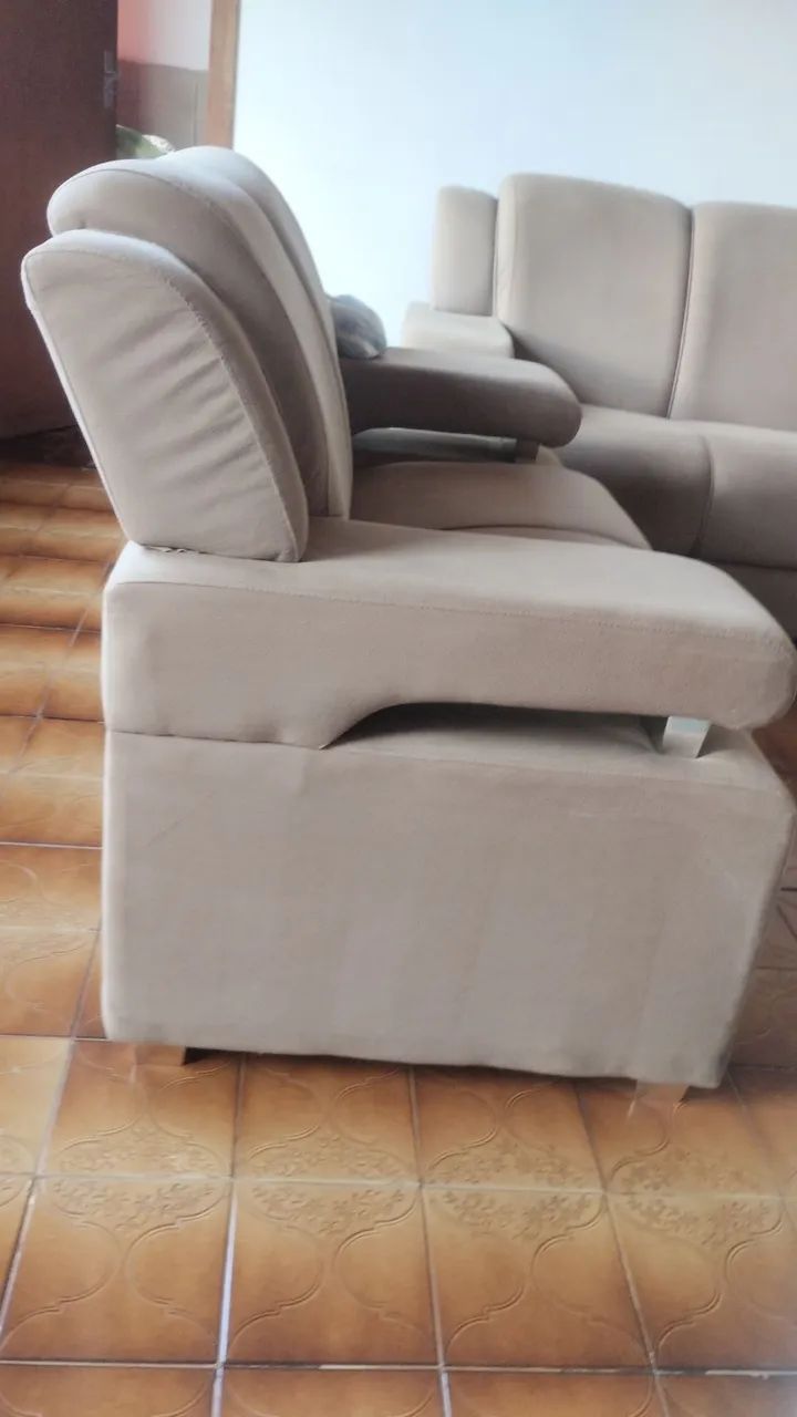 Jogo de sofá 2 e 3 lugares praticamente no sem detalhes  - Foto 3