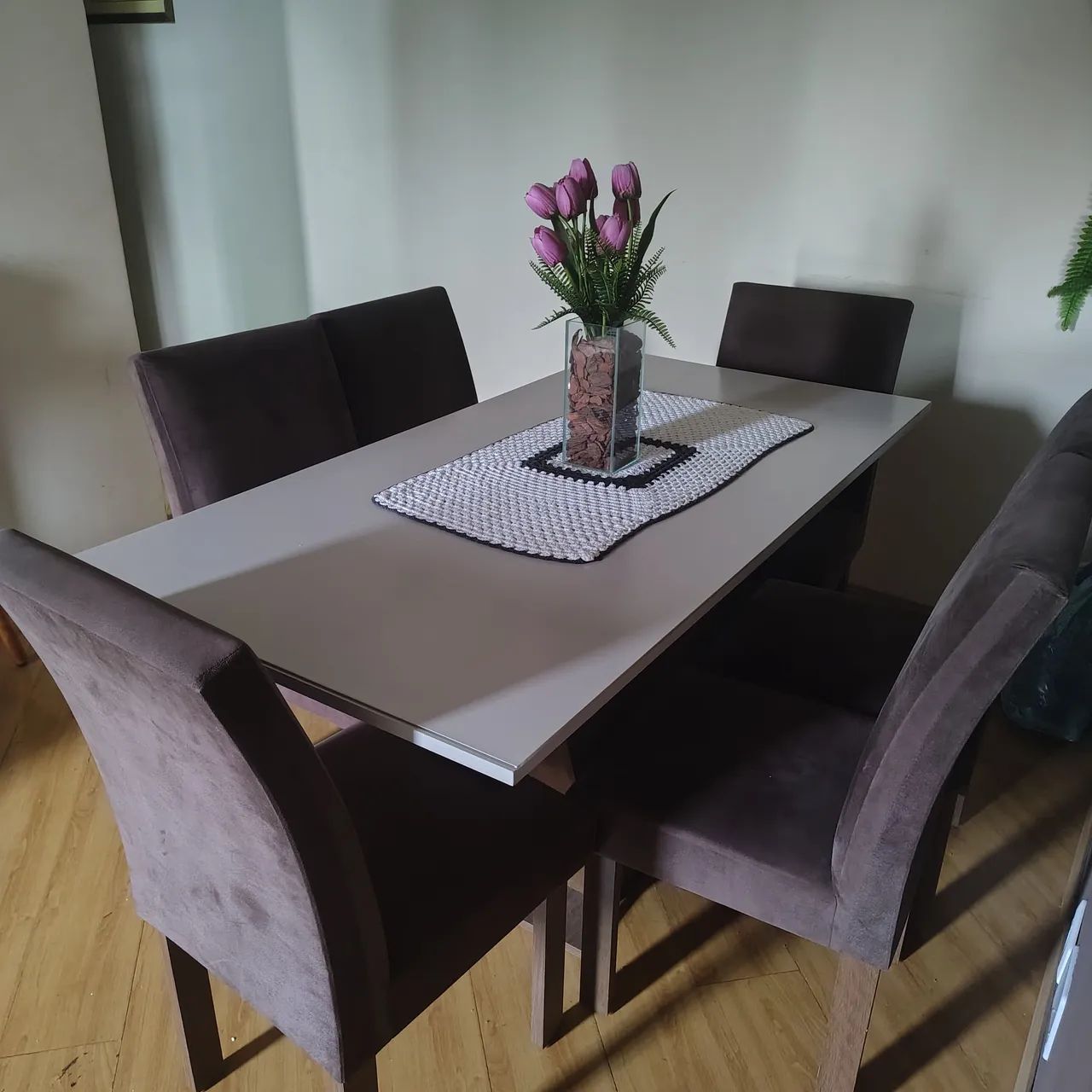 Vendo mesa seis cadeiras semi nova