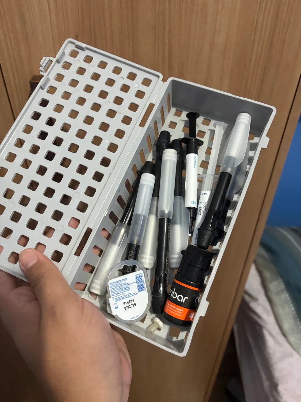 Caixa com resinas, ácido e adesivo
