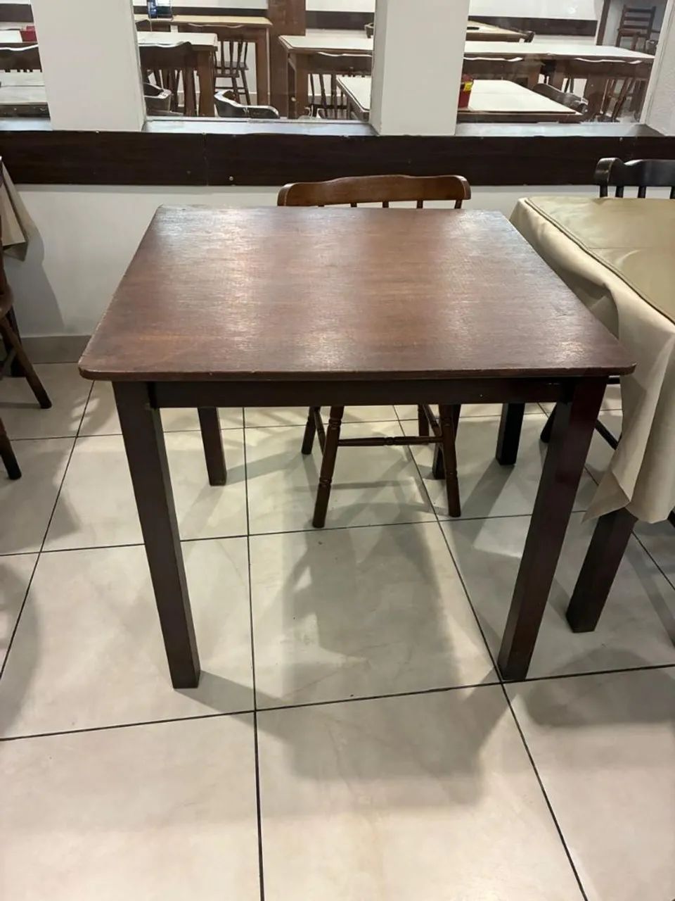 Mesas em madeira 80/80 para restaurante 