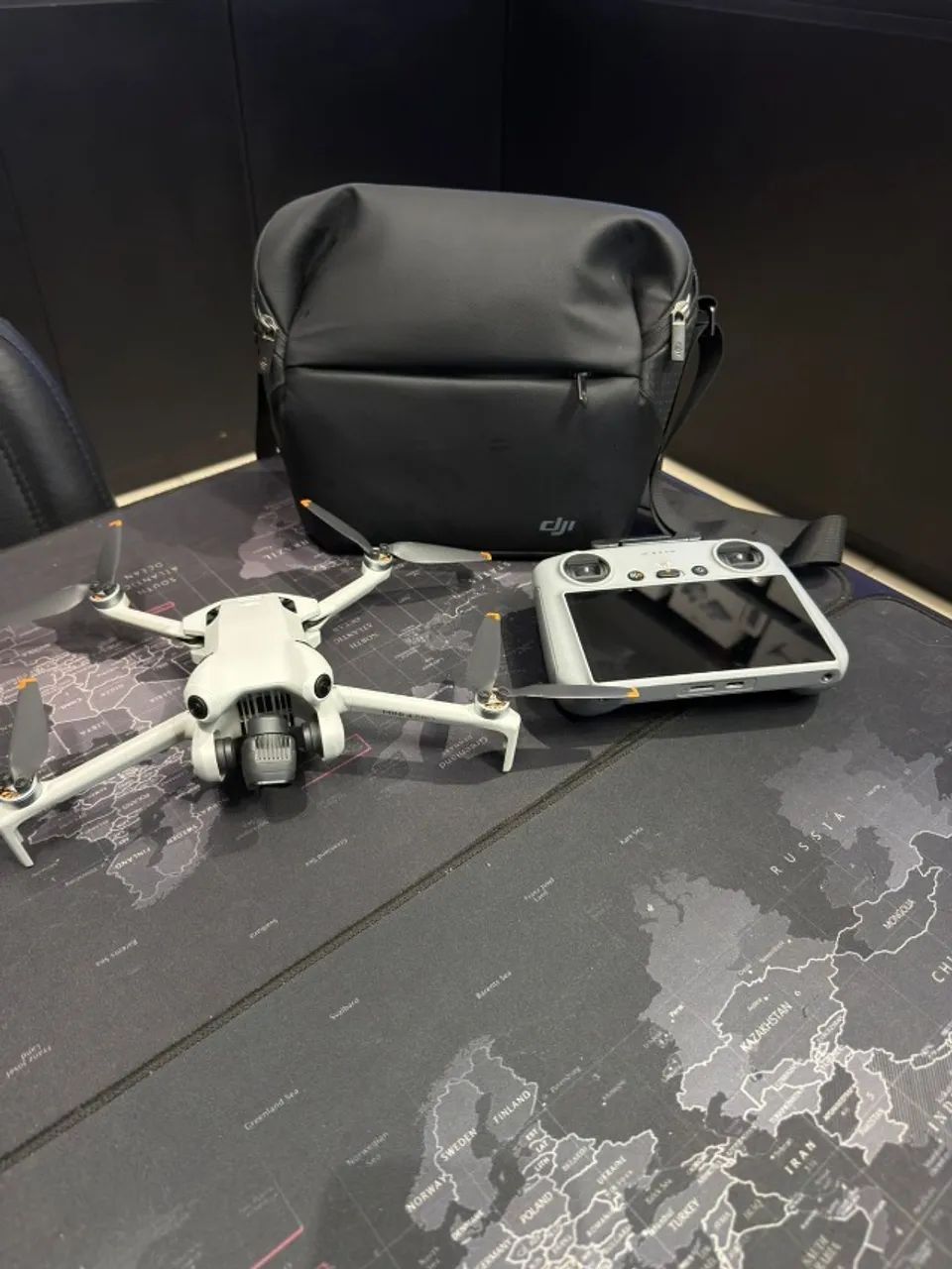 Drone dji mini 4 pro com tela e bolsa