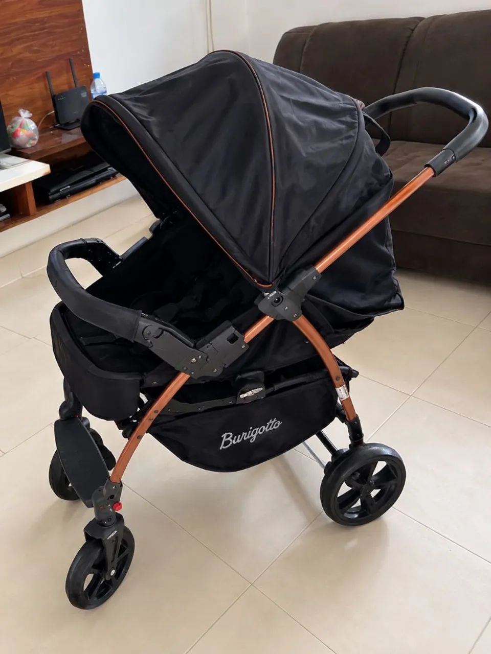 Carrinho de bebê com o bebê conforto 