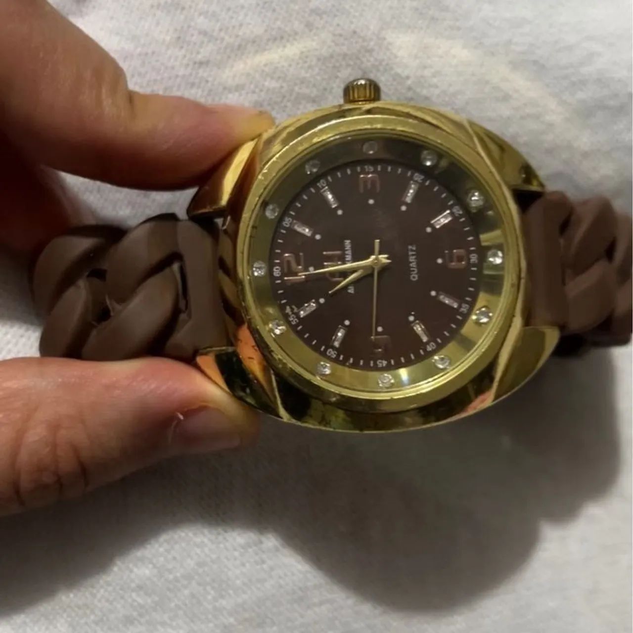 relógio ana hickmann no:3274 dourado com pulseira marrom - Foto 2