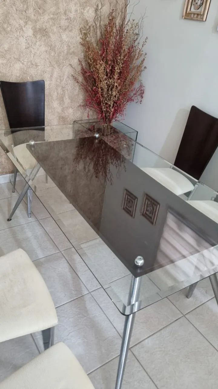 Mesa de jantar com tampo de vidro + 6 cadeiras
