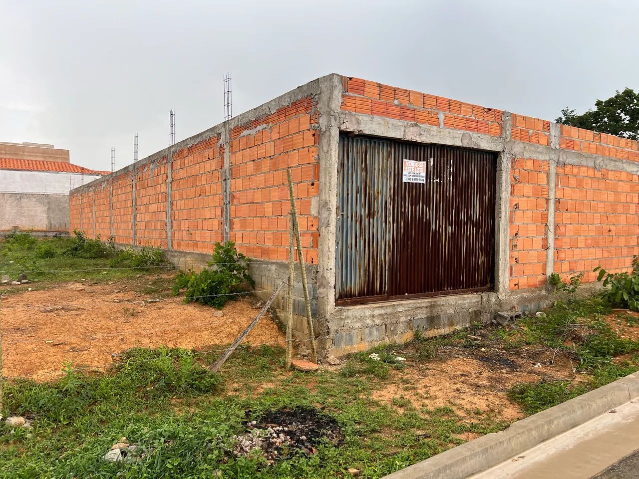 Lote murado com portão 195m