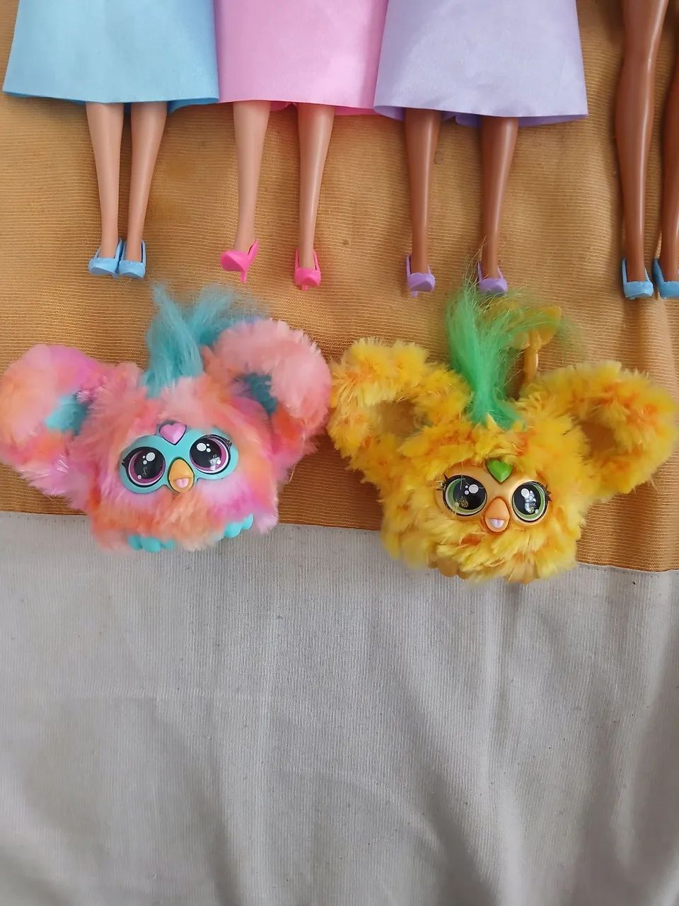Lote Barbies e Furbys - Foto 4