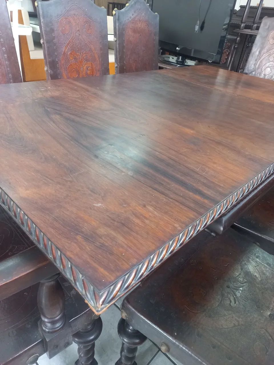 Mesa de madeira maciça c/ 8 cadeiras - Foto 2