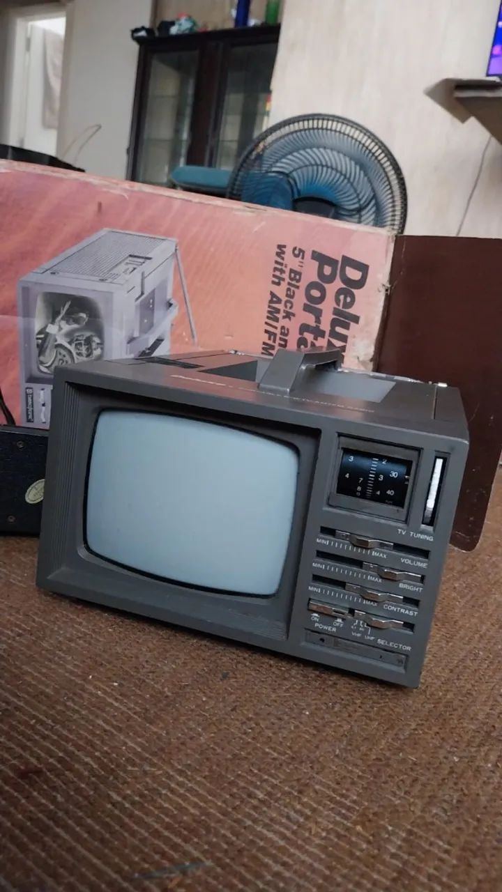 TV Deluxe Portable, 5" Black & White TV - AM/FM radio. - Foto 2