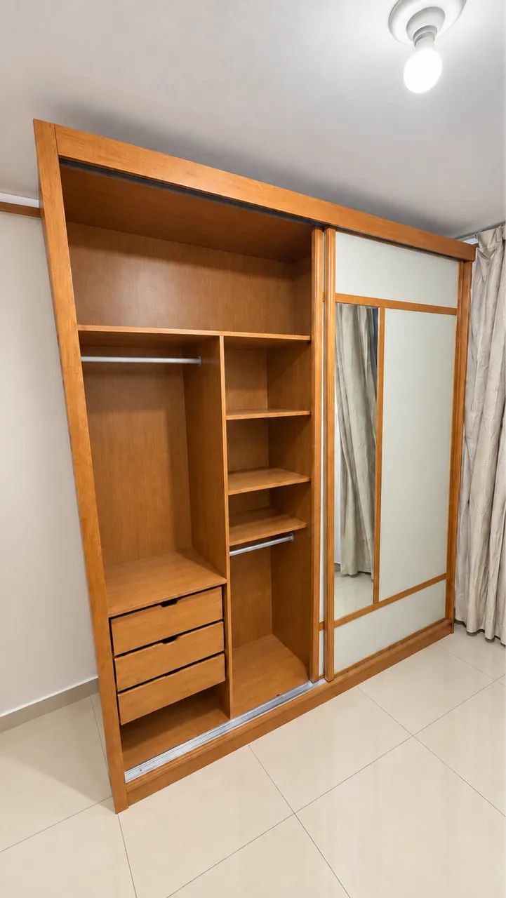 Guarda-roupa grande com portas de correr, espelhos e gavetas de casal
