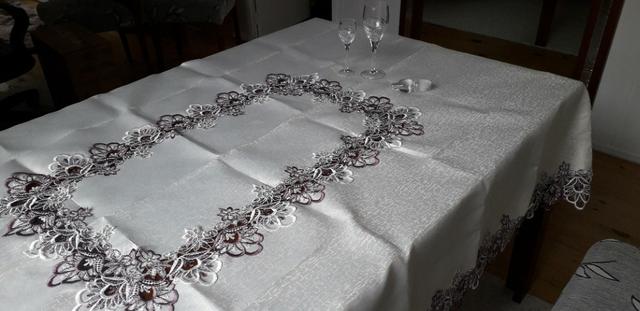 Toalha de Mesa com Bordado Retangular 6 Lugares 145x218cm