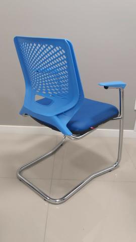 Cadeira Base Fixa Executiva Beezi Pé Contínuo E Braços Cromados - AZUL - Foto 3