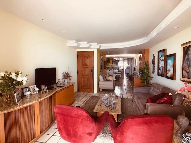 Apartamento Beira-mar 4 quartos, 2 suítes e 3 vagas, super conservado