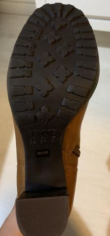 Bota Schutz em couro. Sola tratorada. Tam 37 nova - Foto 4