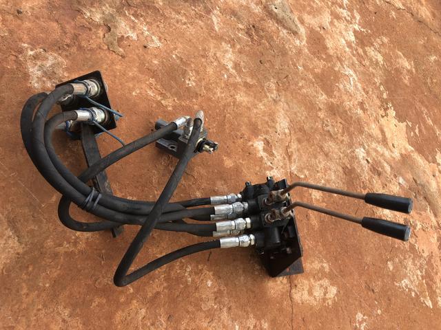 Pneu e Terceiro comando Trator MF 65X - Foto 4