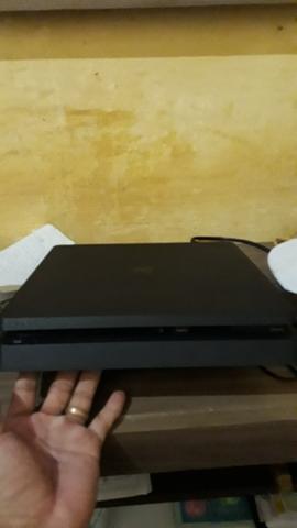 Vendo ps4 semi novo apenas 6 meses de uso