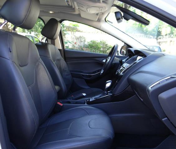 Ford Focus Titanium Fastback C/ Teto Solar 2.0. Branco 2016/17 - Foto 13