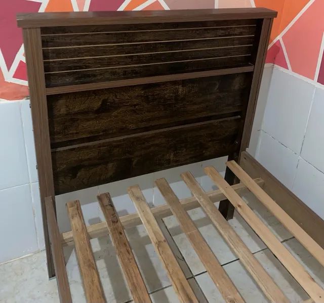 Cama de solteiro de madeira + 2 colchões  R$300,00