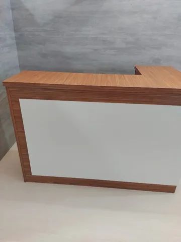 Balcão para recepçãp lana atendimento em pé amadeirado com branco  - Foto 4