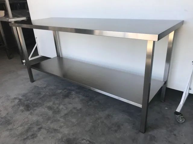 Mesa industrial com prateleira lisa, toda fabricada em inox