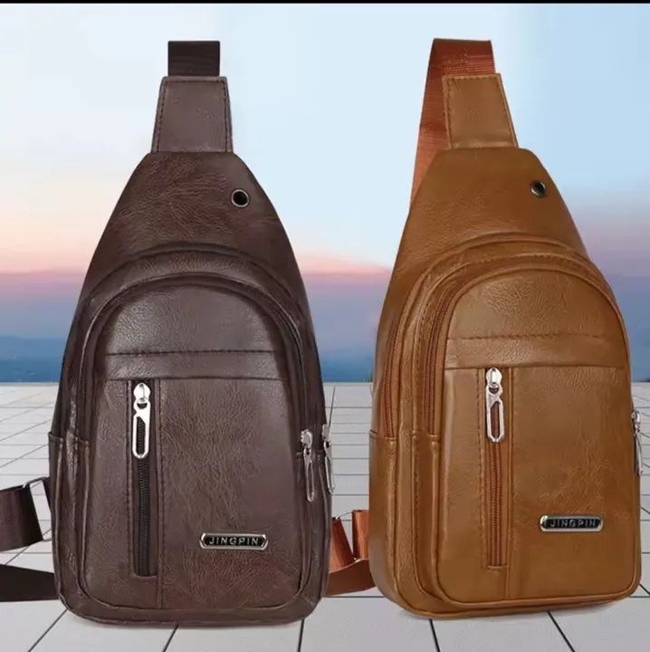 Mochila de Peito Masculina Retro - Couro - USB - Marrom - Foto 4