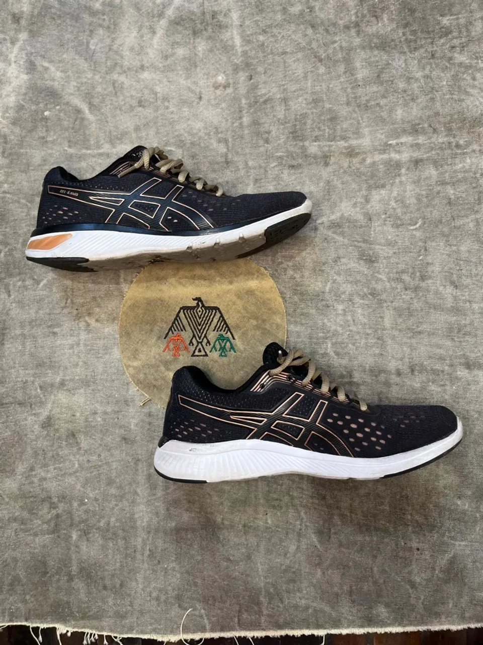 Tênis Asics Gel-Excite 8 - Preto com Dourado