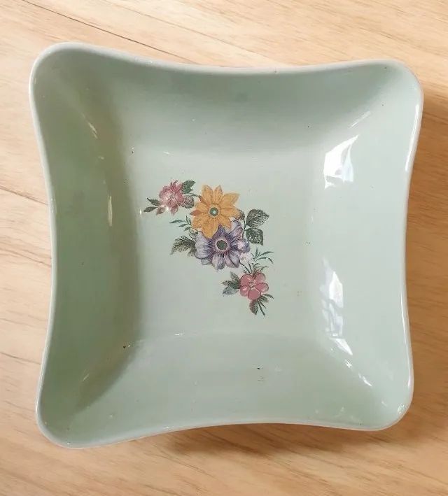 Peça EXCLUSIVA e RARA. Refratária em PORCELANA verde-água floral. ÓTIMO ESTADO. 