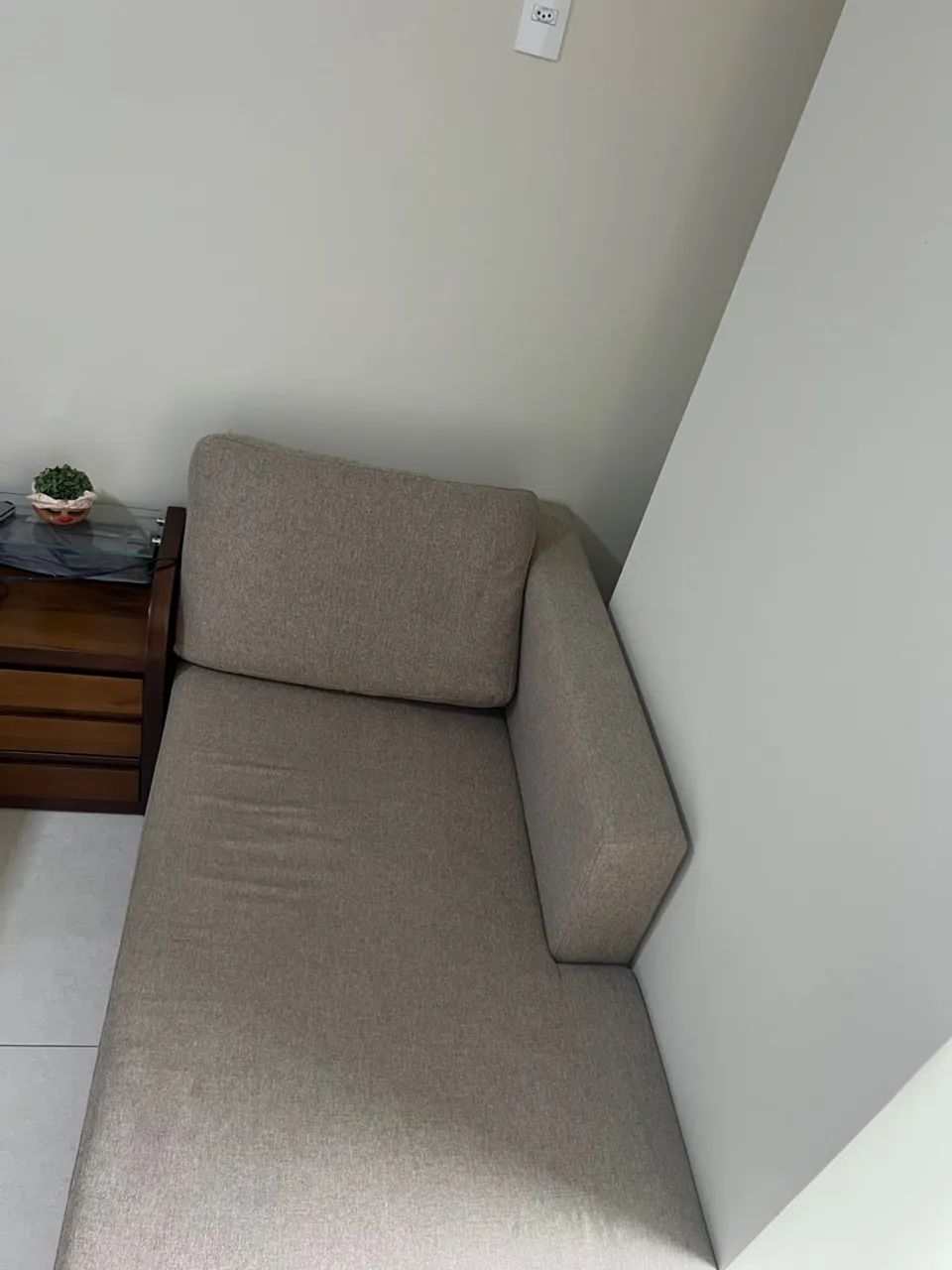 Sofá de Canto, Chaise, em bom estado! Dois pequenos defeitos conforme aparece nas fotos.