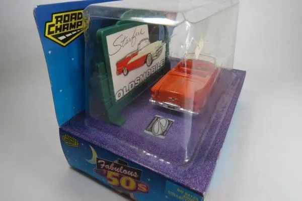 Miniatura do OLDSMOBILE 1955 - Escala 1:43, na luxuosa embalagem - Road Champs - Foto 3