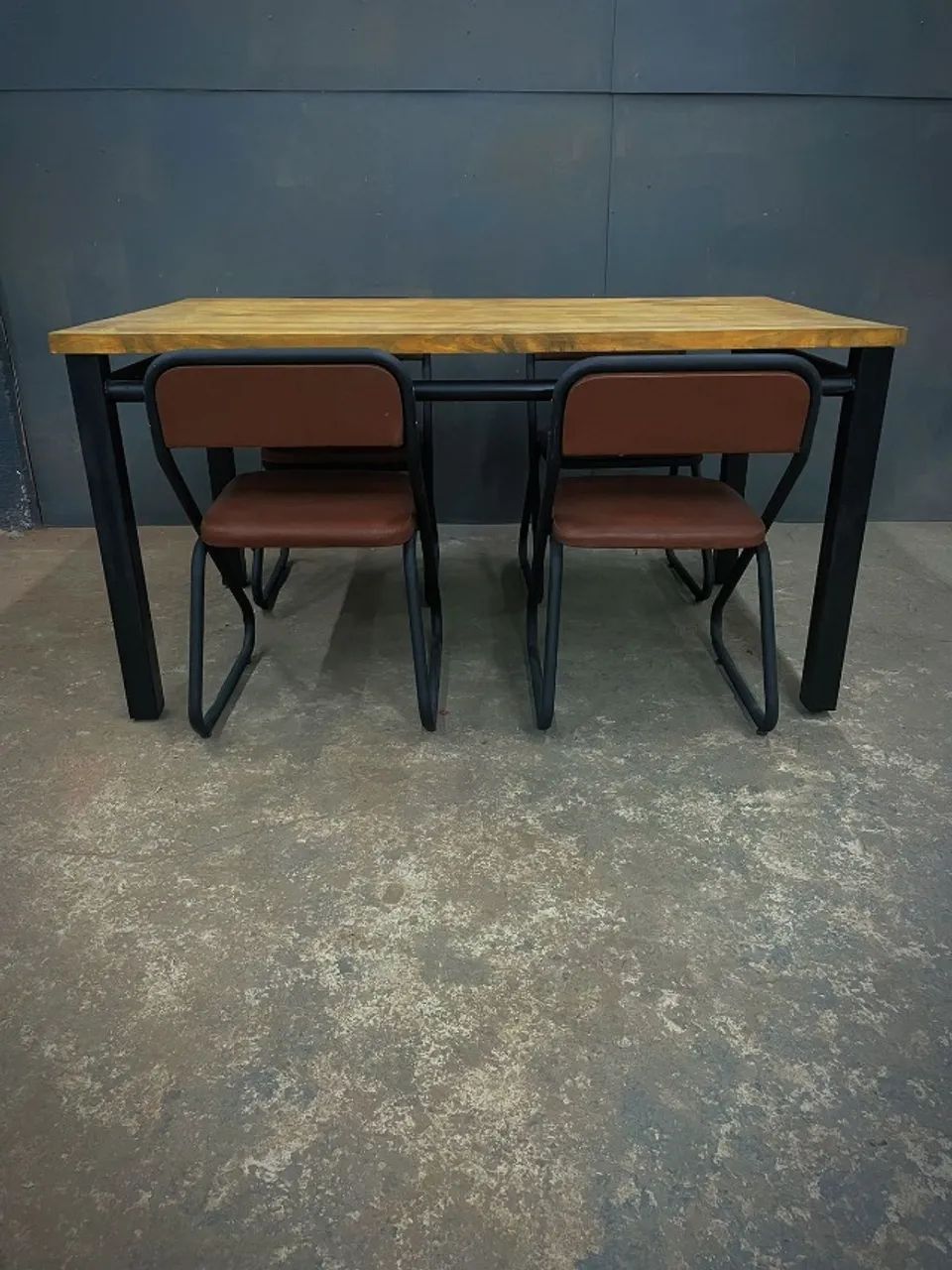 MESA DE JANTAR - MADEIRA MACIÇA E BASE METÁLICA - Foto 4