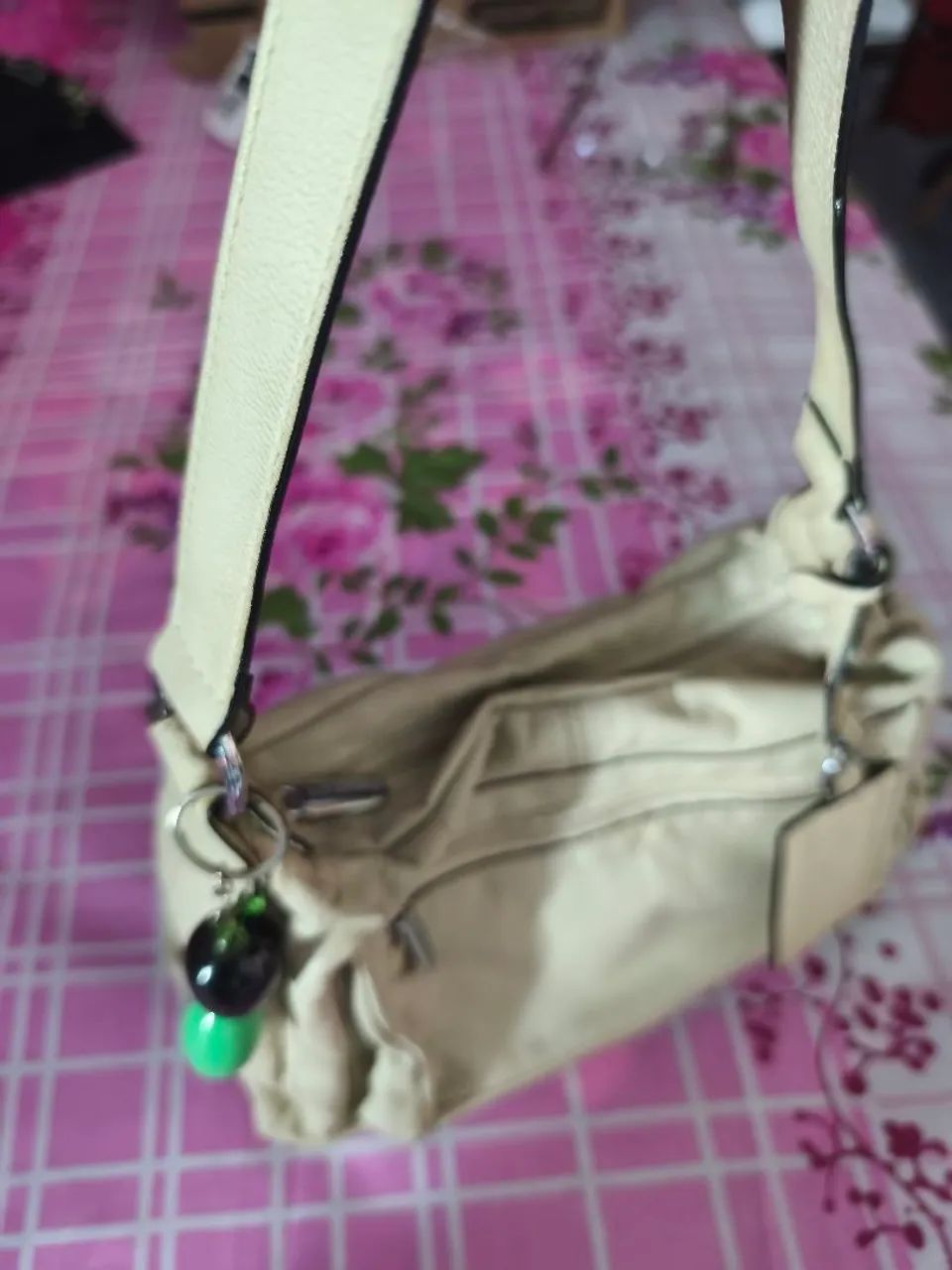 Bolsa de Ombro Bege com Detalhes Charmosos - Foto 5