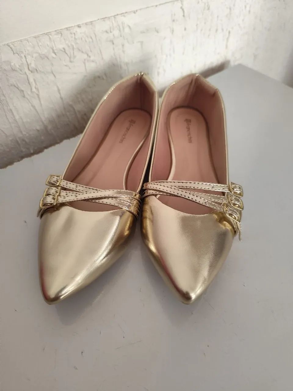 Sapato feminino dourada Thaiza Francischini 