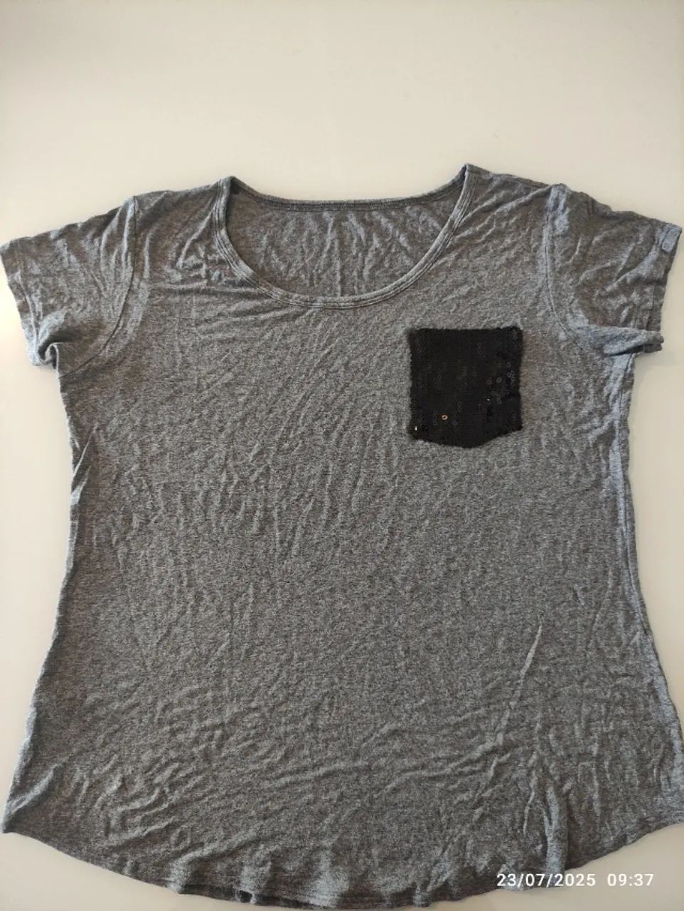 Camiseta Grafite Bolso Paetê - Foto 4