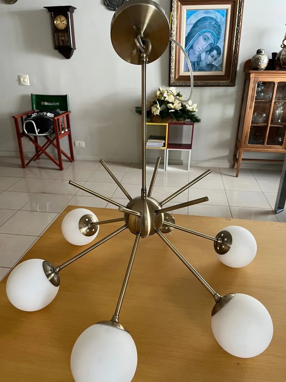 Lustre moderno com design Sputnik