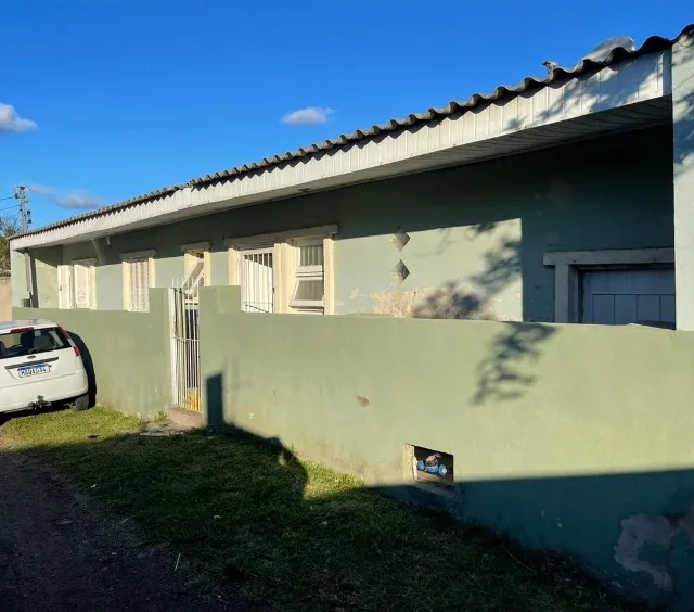 Casa à venda com 2 dormitórios, localizada no bairro Passo das Pedras