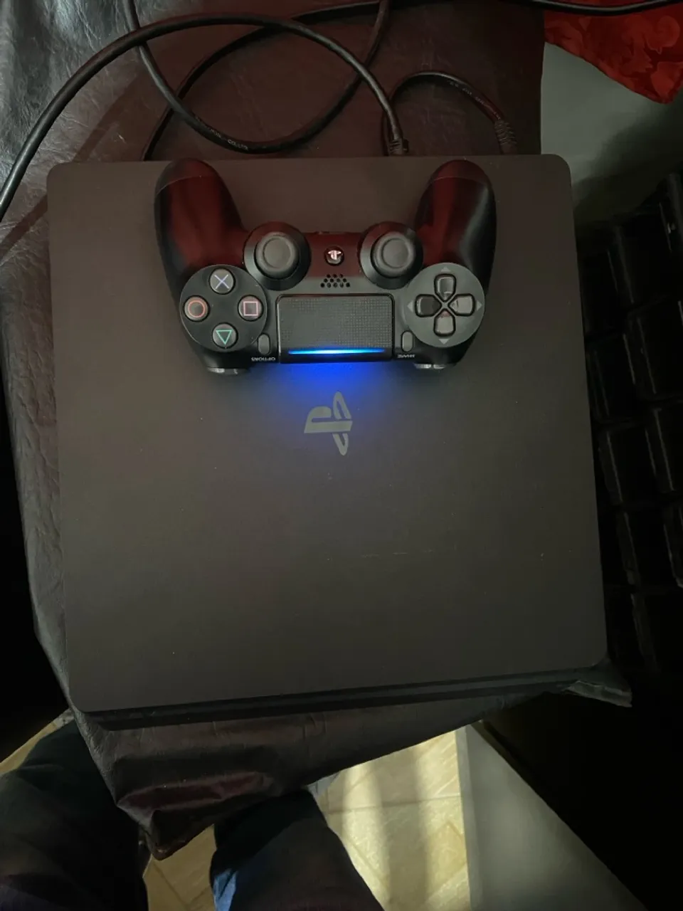 PlayStation 4 Slim de 1tb de memória 8 jogos digitais e um Controle Original