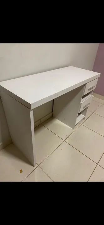 Mesa de escritório branca com gavetas - Foto 2