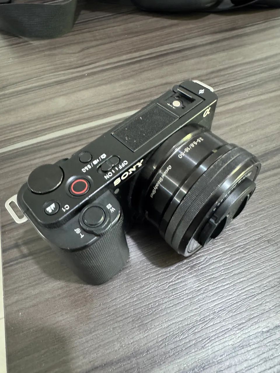 CÂMERA SONY ZV E10 + LENTE DO KIT 16-50 mm f3.5-5.6 - Câmeras e