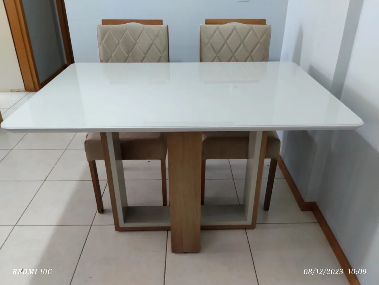 Mesa de Jantar com 4 Cadeiras  madeira maciça 