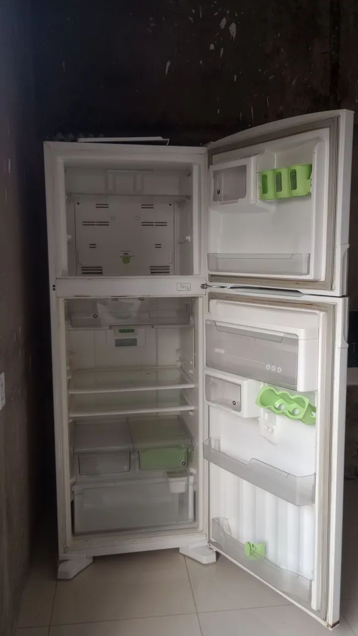 Geladeira semi nova 