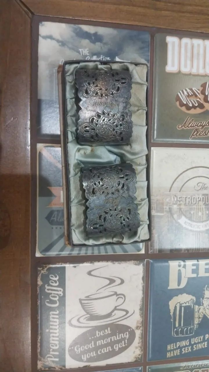 4 bandejas e 2 porta guardanapos antigas para decoração. - Foto 3