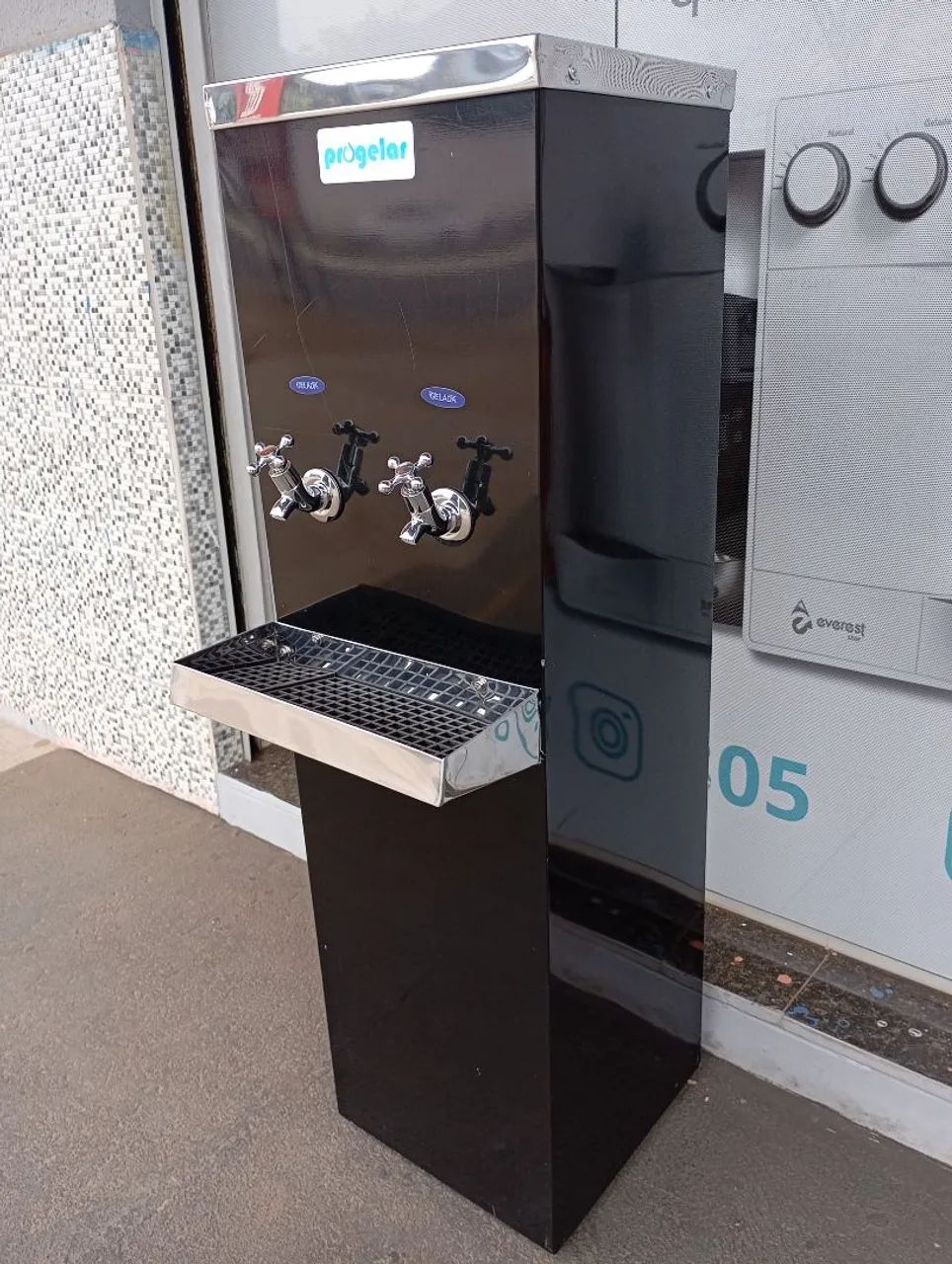 Bebedouro industrial Preto 25 Litros 