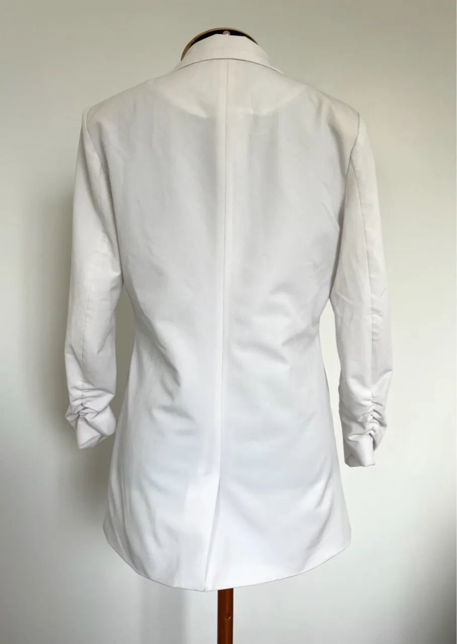 Blazer branco alongado tam  P com detalhe de mangas 3/4, Just Be - Foto 2