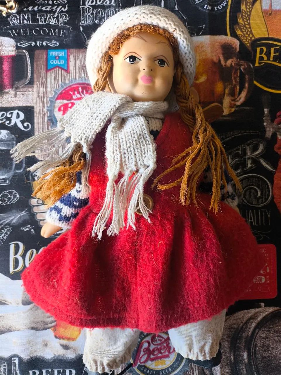 Boneca Antiga em porcelana com Roupa de Lã